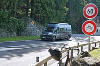Velofahrverbot Axenstrasse. Verbotstafeln am Strassenrand.