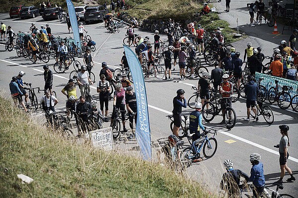 Klausen Monument war ein voller Erfolg. Viele Radfahrende stehen auf dem Klausenpass.