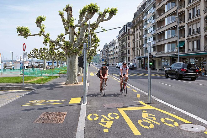 Hat Ihre Stadt genug fürs Velo unternommen? Im Bild ein Beispiel aus Genf. (Foto: Stadt Genf) Radweg in der Stadt Genf