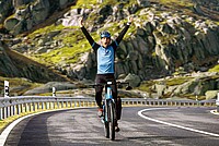 Velofahrer mit blauem Tricot.