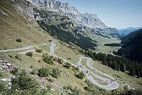 Am 11. September wird der Klausenpass für Autos gesperrt. Eine Passstrasse windet sich in Serpentinen einen Berg hinauf. 