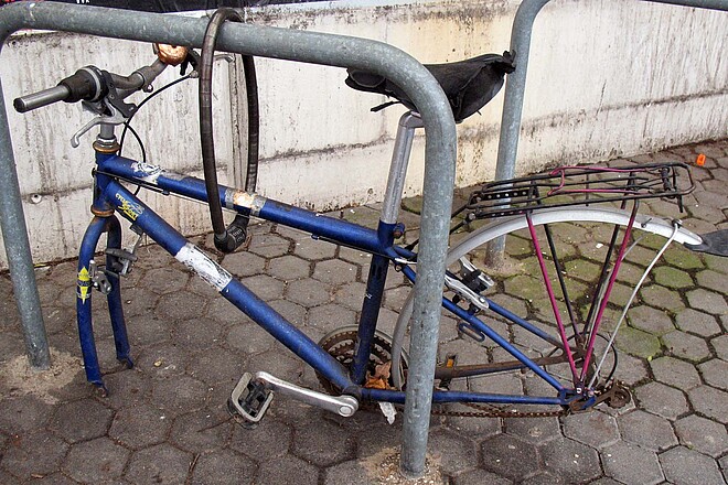 Fahrradleiche an einem Bahnhof.