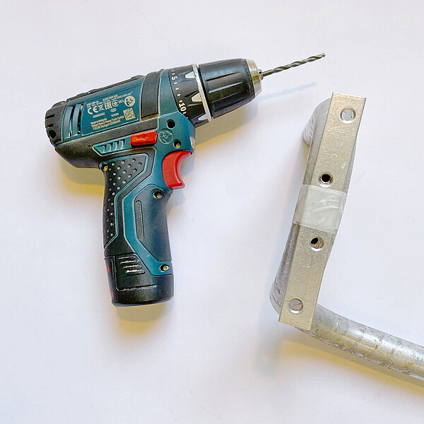 DIY-velojournal Anleitung für Kerzenständer: Akkuschrauber und Velolenker mit Verbindungsblech