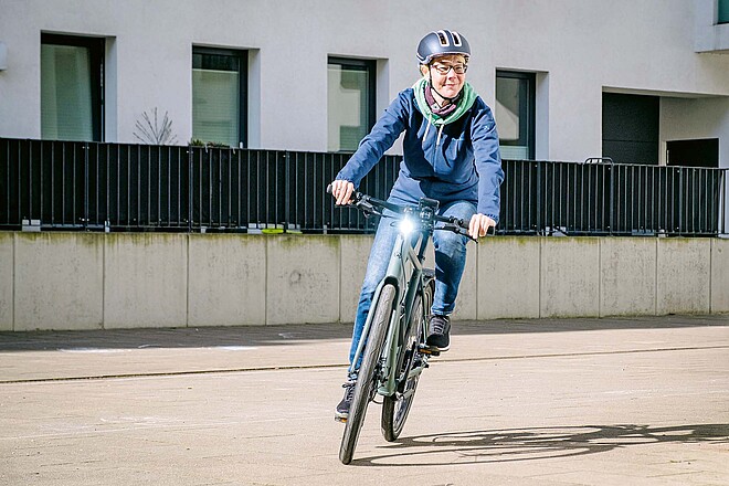 Eine Frau fährt mit einem E-Bike