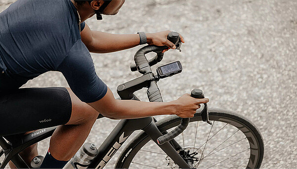 Sram Red Axs Rennradgruppe 2025. Ein Rennradfahrer hält den Lenker fest im Griff.