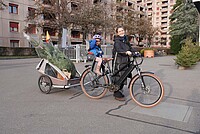 Jelena und Ella bringen ihre Tanne im Anhänger nach Hause.