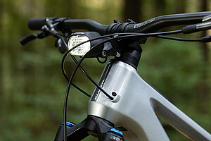 Flyer «Uproc SL:X». Fahrradscheinwerfer unterhalb des Lenkers.