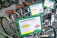 Fahrräder stehem mit einem Preisschild im Laden.