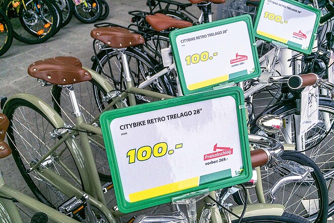 Fahrräder stehem mit einem Preisschild im Laden.