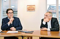 Pro und Kontra Veloweggesetz. Zwei Männer im Anzug sitzen an einem Besprechungstisch..