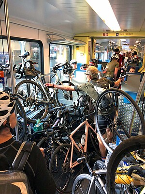 Klausen Monument war ein Velofest. Ein Zugabteil ist mit Fahrrädern vollgestopft. 
