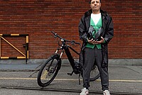 Fawzy posiert vor seinem E-Bike.