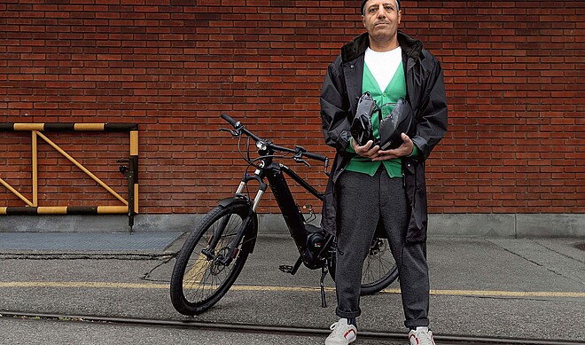 Fawzy posiert vor seinem E-Bike.