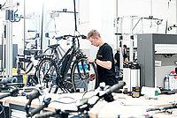 Prophete war Opfer einer Cycber-Attacke. Ein Mann arbeitete an einem Fahrrad.