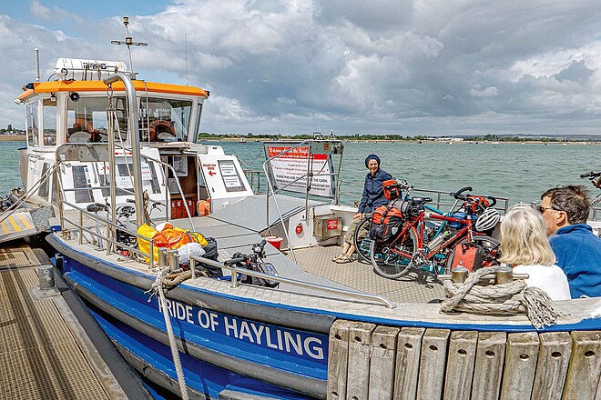 Radreise entlang des Ärmelkanals. Velos stehen auf einer kleinen Fähre.