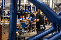 Flyer entlässt ein Drittel der Belegschaft. Ein Mann montiert ein E-Bike. 