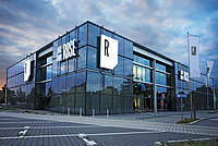 Rose Bikes hat Probleme mit der Lieferkette. Grosses Gebäude mit Glasfassade. 