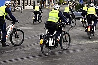 Repression an der Critical Mass in Zürich. Polizisten in Leuchtwesten fahren auf E-Bikes in der Stadt Zürich.