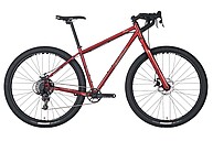 Ein rotes Gravelbike mit extra breiten Reifen für den Einsatz im Gelände