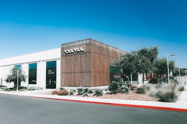 Der deutsche Veloversender Canyon hat zwei neue Investoren an Bord. Haus mit Bäumen und einem blauen Himmel. 