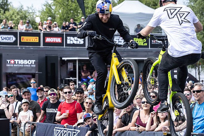 Hoschi Days 2024. Ein Motorradfahrer spingt vor Publikum über eine Rampe.