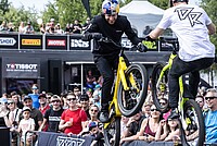 Hoschi Days 2024. Ein Motorradfahrer spingt vor Publikum über eine Rampe.