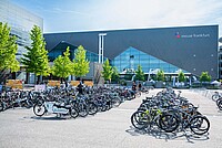 Eurobike 2024. Fahrräder stehen in Fahrradständern vor einer Messehalle.
