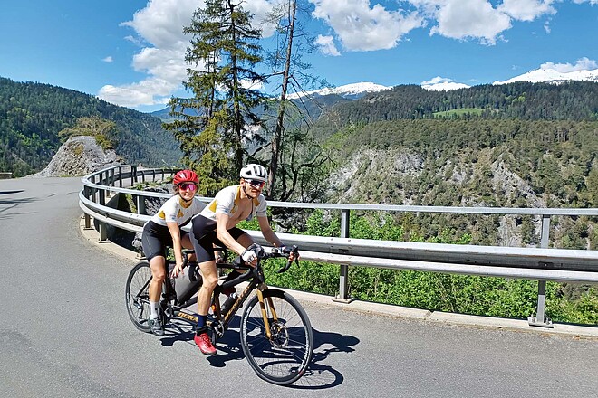 Tandem Fahrrad Reise Italien. Zwei Personen fahren auf einem Tandem.