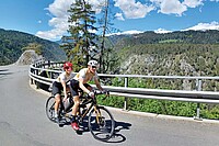 Tandem Fahrrad Reise Italien. Zwei Personen fahren auf einem Tandem.