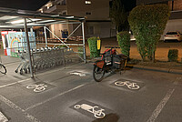 Pro Velo Lenzburg hat mit Kalkfarbe beim Coop neue Veloprakplätze aufgemalt.