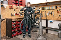 Ein Mann schraubt an einem Fahrrad herum