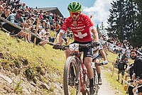 Mathias Flückiger verbucht Zwischenerfolg in Dopingverfahren. Ein Biker mit grünem Helm und rotem Tricot.