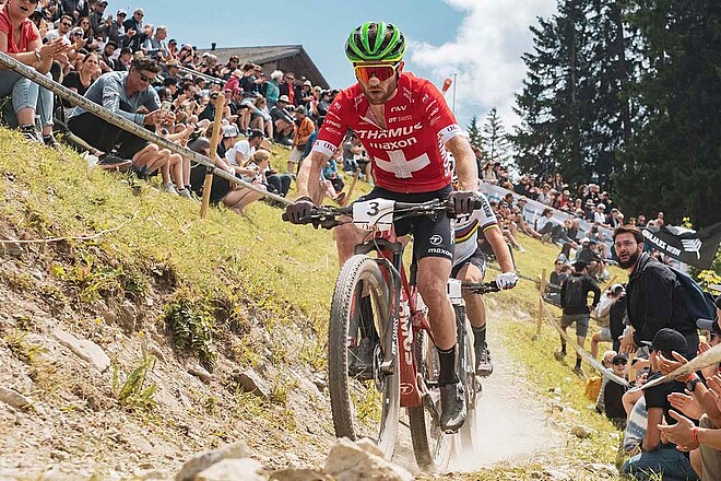 Mathias Flückiger verbucht Zwischenerfolg in Dopingverfahren. Ein Biker mit grünem Helm und rotem Tricot.