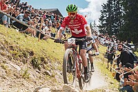 Mathias Flückiger verbucht Zwischenerfolg in Dopingverfahren. Ein Biker mit grünem Helm und rotem Tricot.