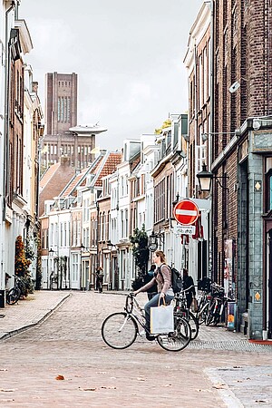 Eine Radfahrerin auf der Strasse