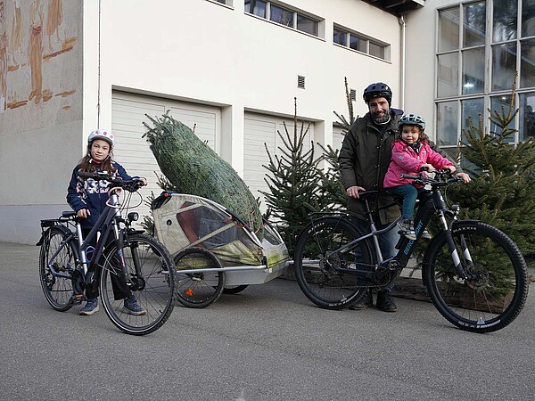 Da der Baum im Anhänger ist, müssen die Kinders andersweitig Platz finden.