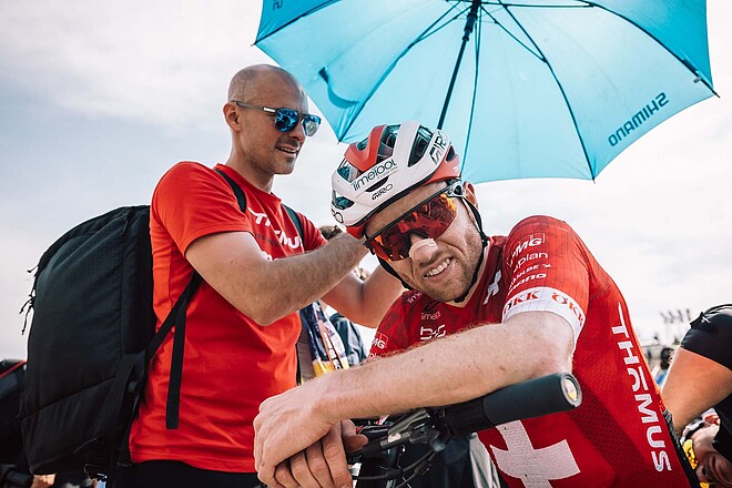 Mathias Flückiger von Dopingvorwurf entlastet. Ein Radprofi mit rotem Tricot und weissem Helm blickt über den Lenker gebeugt in die Kamera. 