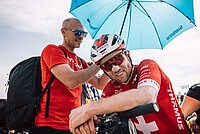 Mathias Flückiger von Dopingvorwurf entlastet. Ein Radprofi mit rotem Tricot und weissem Helm blickt über den Lenker gebeugt in die Kamera. 