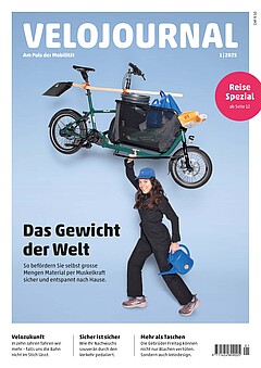 Titelbild eines Magazins. Eine Frau hält ein Lastenrad in die Luft