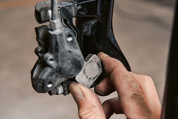 Zum Ersetzen der Bremsbeläge muss meist das Rad ausgebaut werden