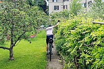 Ein Radfahrer in einem grünen Garten