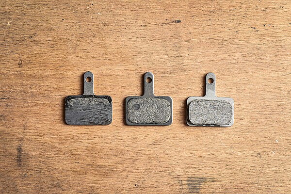 Bremsbeläge von Scheibenbremsen bestehen aus einer Trägerplatte und dem eigentlichen Bremsbelag.