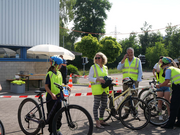 Auch Karin Rykart und Filippo Leutenegger tragen gelbe Leuchtwesten.