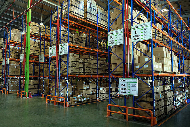 Fahrradbranche Trendwende Q3FY24 Taiwan. Lagerhaus mit Hochregalen voller Kartons.