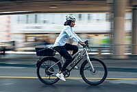 Frau auf E-Bike