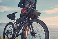 Brooks stellt eine komplette Linie an Gravel-Taschen und -Zubehör vor. Gravelbike mit verschiedenen Taschen. 