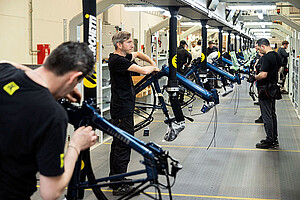 Flyer ZEG Kettler Alu-Rad. Arbeiter montieren Fahrräder in einer Fabrik.