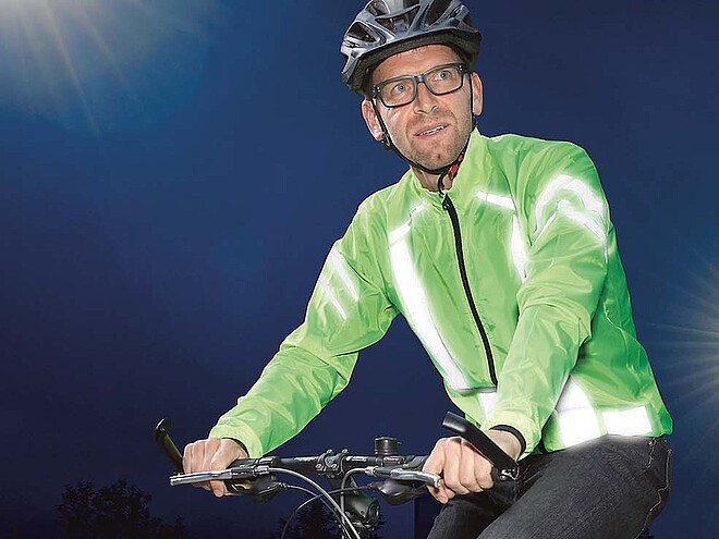 Mann mit reflektierender Kleidung