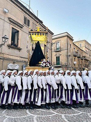 Fahrrad Tandem Reise Italien. Karfreitagsprozession in Enna. Männer in Kapuzen.