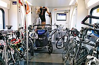 Ein Zug in dem viele Fahrräder im Eingangsbereich stehen